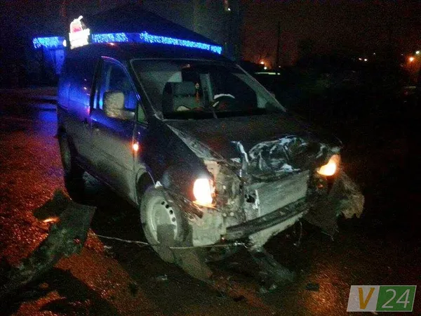 «П'яна» аварія в Луцьку: Mercedes влетів у Volkswagen і зніс стовп (фото)