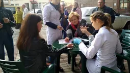 У центрі Луцька безкоштовно оглядають груди (фото)