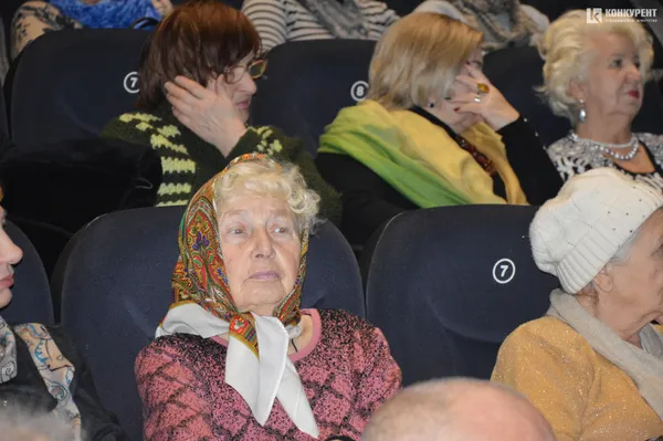 Луцькі пенсіонери безкоштовно дивилися у «Промені» виставу студії-театру «ГаРмИдЕр»