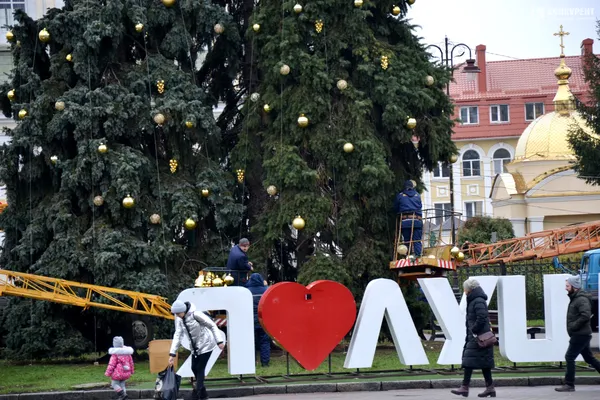 Головні ялинки Луцька прикрашають кулями (фото)