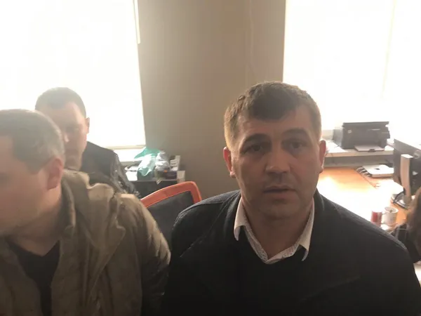 Чоловіки, які ходили по кабінетах компанії