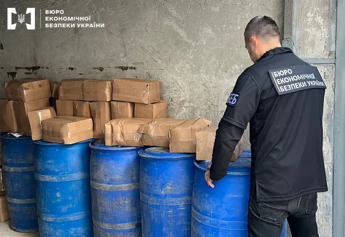 У Луцьку в гаражі знайшли тонни спирту та сотні літрів «лівого» алкоголю (фото)