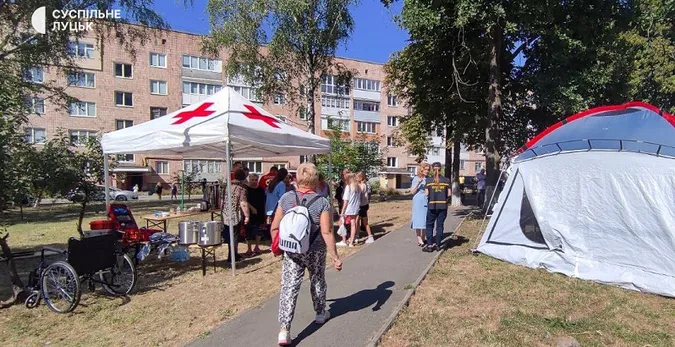 У Луцьку розгорнули пункт допомоги біля постраждалого від падіння «шахеда» будинку (фото)