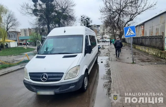 У Луцьку біля АС бус збив жінку на переході (фото)