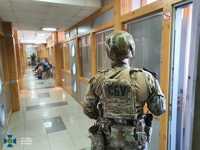 Обшуки на постах «Луцьк», «Рівне», «Дубно», «Сарни»: митників викрили на схемі з розмитнення авто (фото, відео)