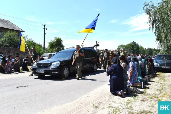 Замість весільного – коровай на похороні: на Волині попрощалися з воїном Володимиром Черевком (фото, відео)