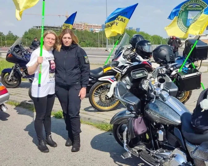 Чекає з полону чоловіка: волинська прикордонниця взяла участь у мотопробігу на честь захисників Маріуполя (фото)