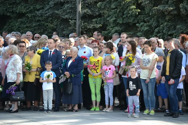 Мовчки та зі сльозами: у Луцьку вшанували пам'ять жертв Другої світової війни (фото)