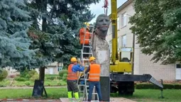 На Волині демонтували радянський пам'ятник: погруддя передали до музею