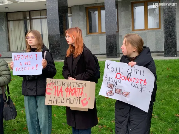 Більше грошей на ЗСУ: активісти вийшли на акцію під Волинську ОДА (фото)