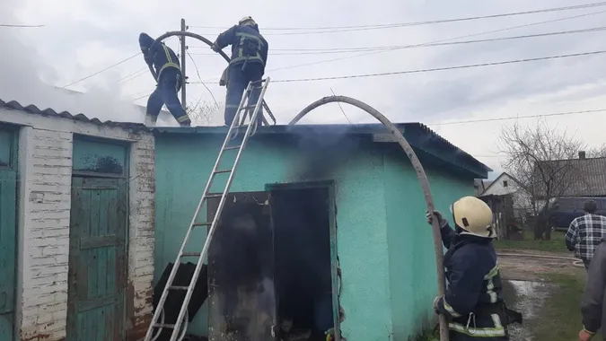 Гараж, кухня і трава: на Волині за добу загасили три пожежі (фото)