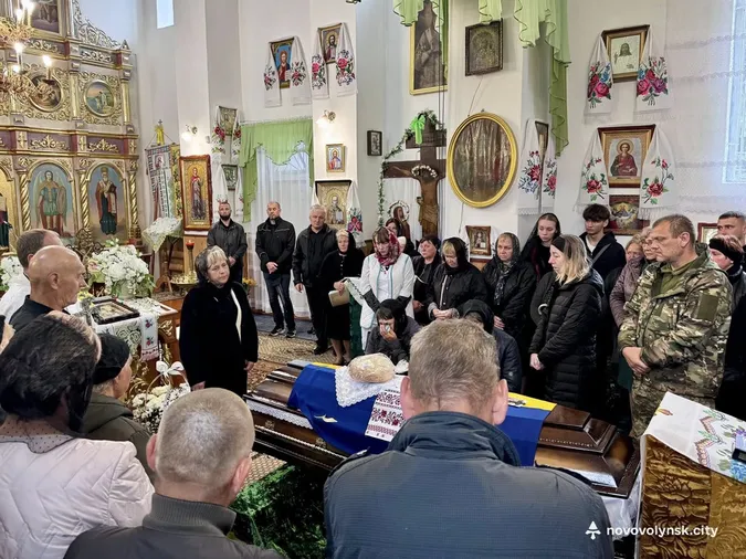 У Нововолинську попрощалися із бійцем Леонідом Ткачуком (фото)