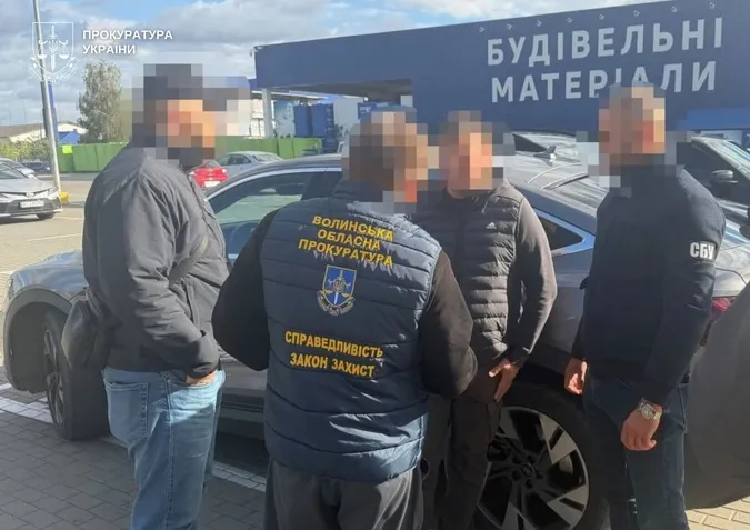 Брав $1000 за пропуск товарів без огляду: на Волині викрили митника на хабарі (фото)