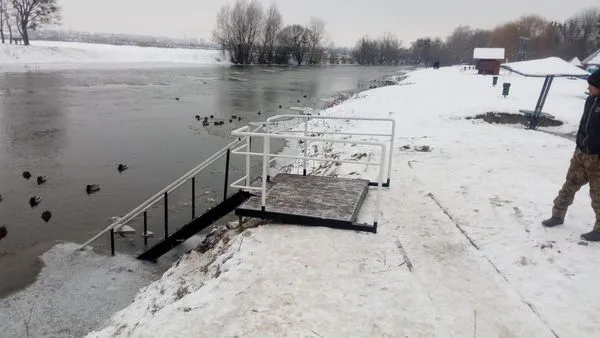 На центральному пляжі у Луцьку встановили додаткові сходи (фото)