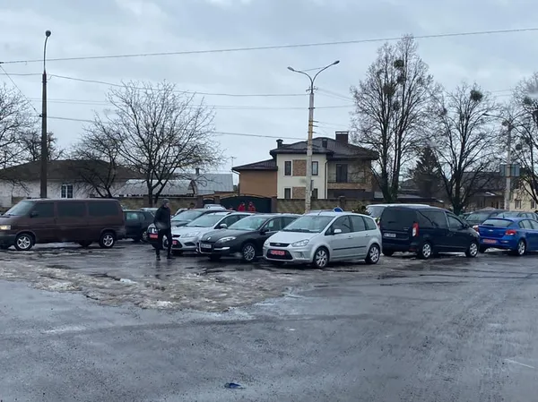 Двічі на тиждень: на луцькому авторинку «ганятимуть» паркохамів (фото)