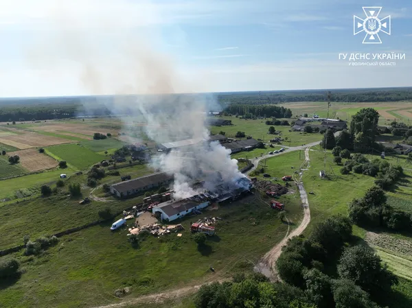 Знищено перекриття та обладнання: у Луцькому районі горів столярний цех (фото, відео)