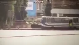 Заручникам у Луцьку передали пакет з водою (відео)