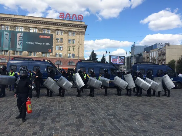Під свист яєць в польоті і сльозогінний газ: у Харкові пройшов Марш рівності