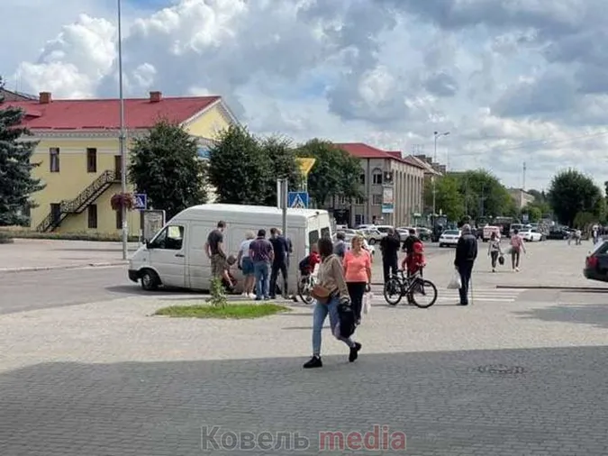 У Ковелі бус провалився колесом у колодязь (фото)
