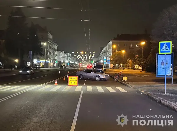 У центрі Луцька пенсіонер на «мерсі» збив кур'єра Glovo (фото)