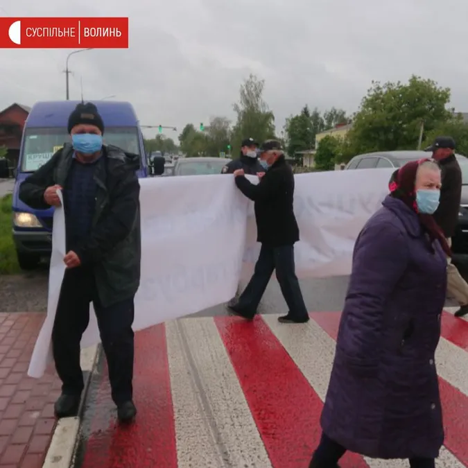 Жителі Княгининівської ОТГ перекрили дорогу – не хочуть до Луцька (фото)