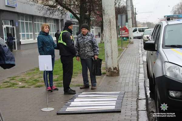 Патрульні навчали лучан правильно переходити дорогу (фото)