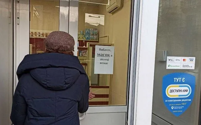 Вірусні спекулянти: хто заробляє на дефіциті масок в Україні