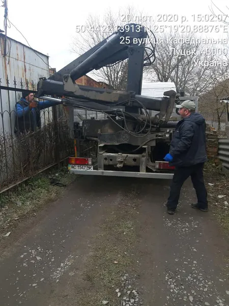 Нові фото зі Старого ринку: муніципали безплатно допомагають підприємцям переїжджати