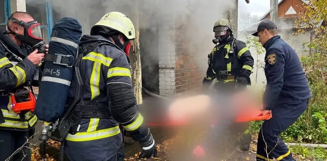 На Волині військові та рятувальники витягнули з пожежі трьох людей (фото, відео)