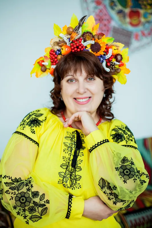 Викладачі педагогічного коледжу у Володимирі приміряли старовинні вишиті сорочки (фото)