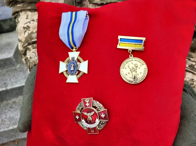 Багато квітів та сліз: у Ковелі попрощалися із захисницею Мариною Ізотовою (фото)