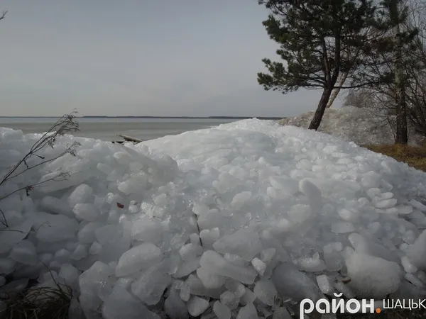 Через буревій на озері Світязь почався льодохід (ФОТО)