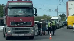 У Луцьку на Набережній зіткнулись легковик та фура (відео)