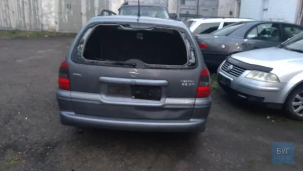 У Нововолинську чоловіки перед поліцейськими розтрощили свою автівку (фото)