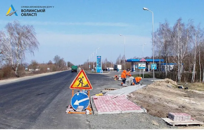 Показали, як у Рожищенському районі ремонтують дорогу (фото)