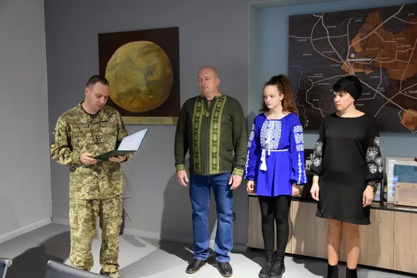 На Волині родині загиблого прикордонника вручили його посмертний орден (фото)