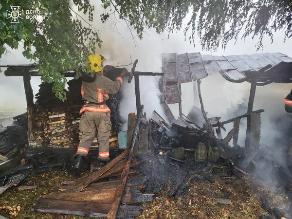 На Волині блискавка влучила в господарську споруду  – працювали рятувальники (фото)