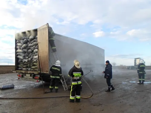 На Рівненщині спалахнула вантажівка, яка везла деревне вугілля на Волинь