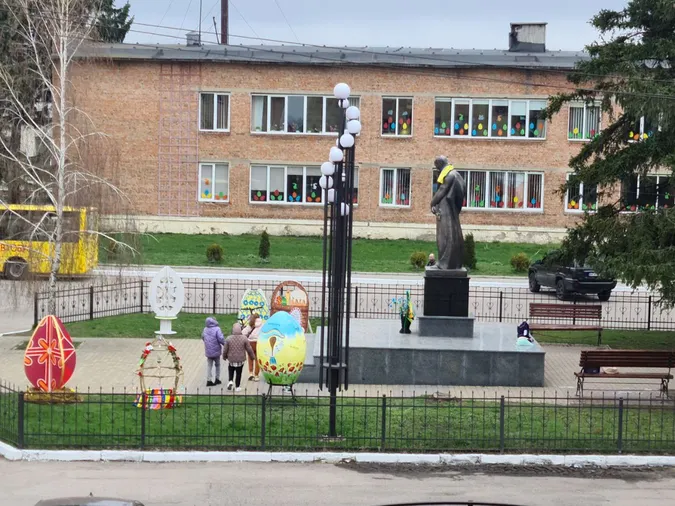 У Підгайцях підготували святкову фотозону з велетенськими писанками (фото)