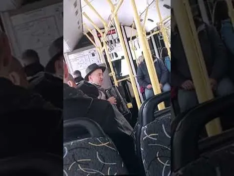 У Луцьку в тролейбусі влаштували концерт (відео)