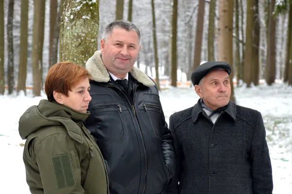 Лісівники радо спостерігають за прикрашанням ялинки