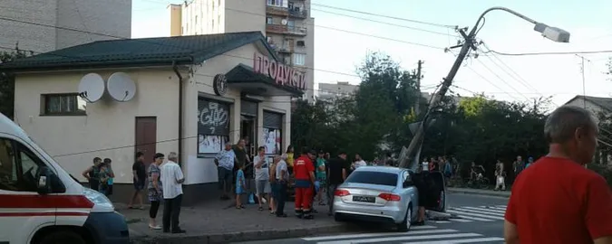 ДТП у Луцьку: автівка вилетіла на тротуар і знесла електричну опору (фото)