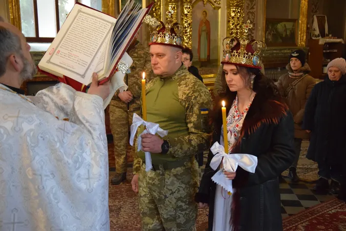 У Луцьку прикордонник, який повернувся із зони бойових дій, повінчався з дружиною (фото)
