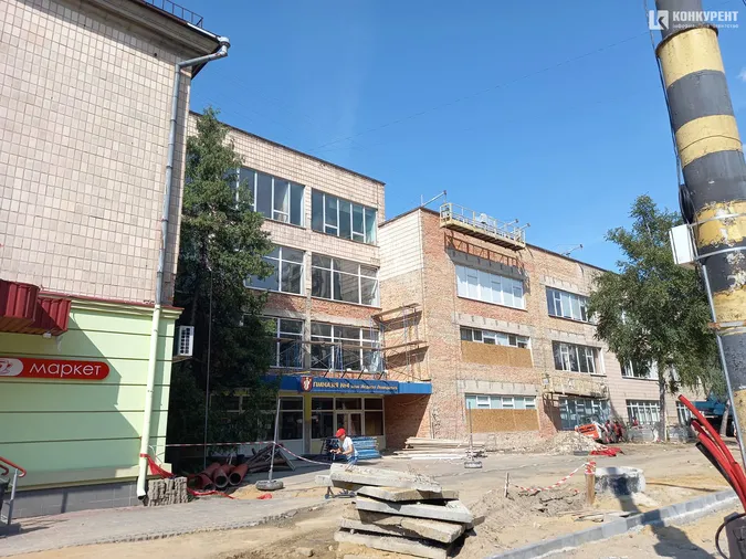 У центрі Луцька обдирають фасад гімназії (фото, відео)