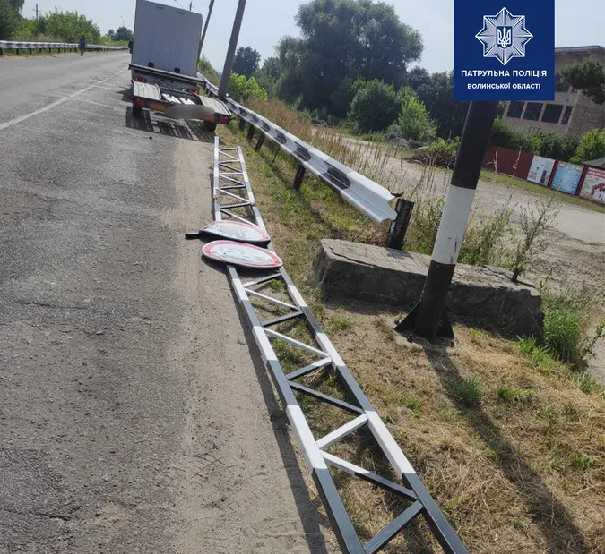 У Ковелі бус «зніс» огородження на дорозі (фото)
