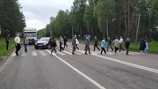 Проти об'єднання: жителі Маневицького району перекрили автотрасу Київ-Ковель-Ягодин (фото)