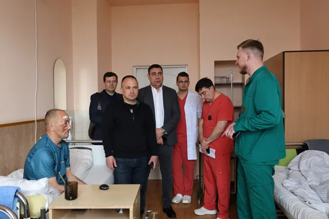 Відновлюють обличчя та руки: як канадські лікарі рятують поранених бійців у Луцьку (фото)