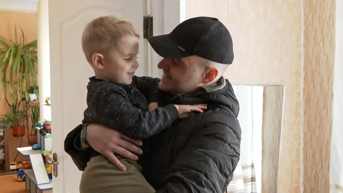 Чекали понад два роки: звільнений з полону волинянин зустрівся з родиною (фото, відео)