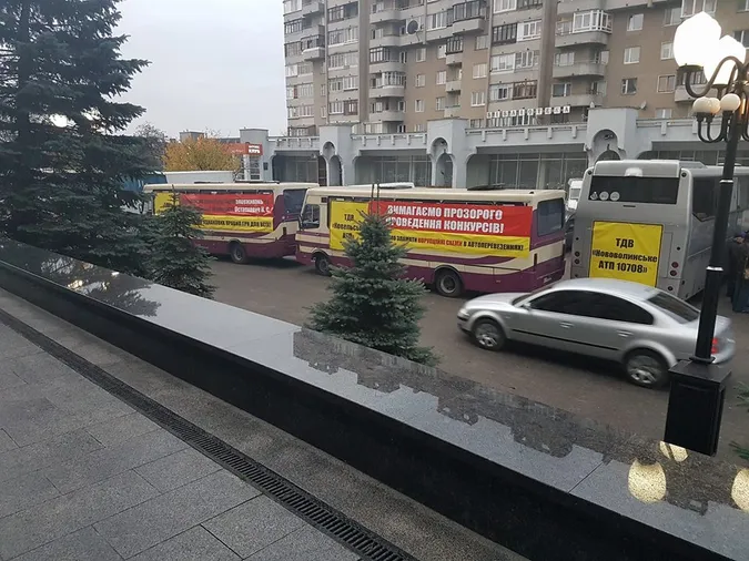 Під стінами Волинської ОДА мітингують перевізники (фото)