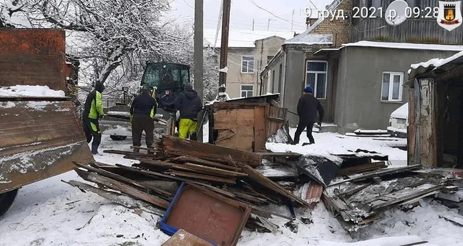 Луцькі муніципали порозвалювали сараї у Старому місті (фото, відео)